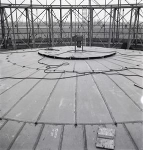 858521 Afbeelding van de bouw van de nieuwe gashouder van de P.E.G.U.S. in de polder Lageweide te Utrecht.